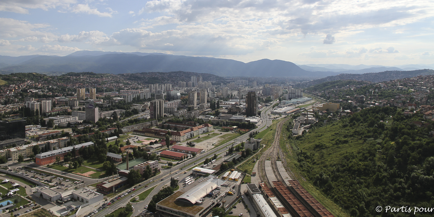 Vue panoramique sur Novo Sarajevo et sa gare. Bosnie-Herzégovine