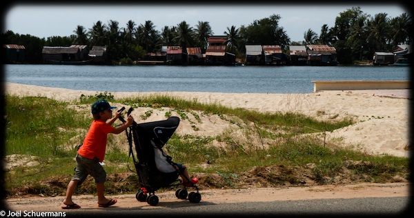 matériel_voyage_enfant_poussette_cambodge