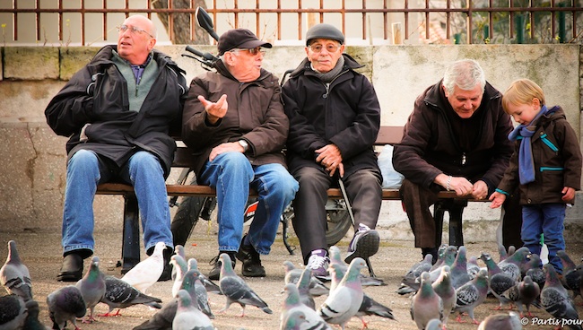 Place devant l'Abbaye Saint-Victor. Sur un banc