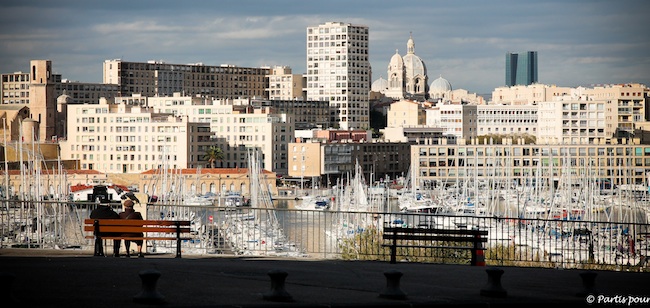 Vue sur le Vieux-Port depuis la place de l'Abbaye Saint-Victor