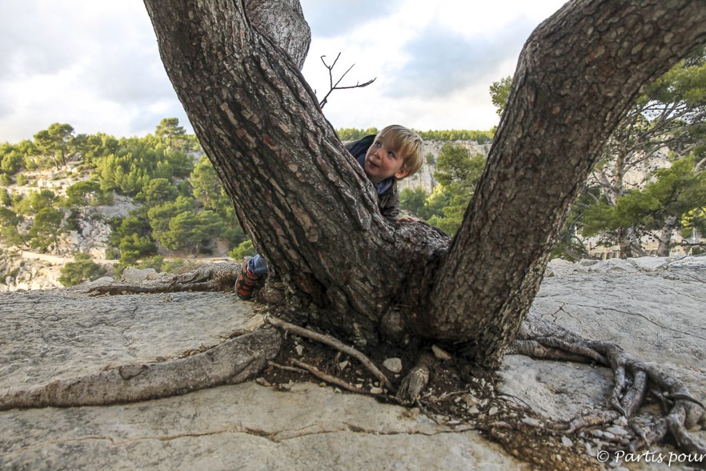 Sur le sentier du Petit Prince à la calanque de Port-Miou, près de Cassis. Marseille avec un enfant