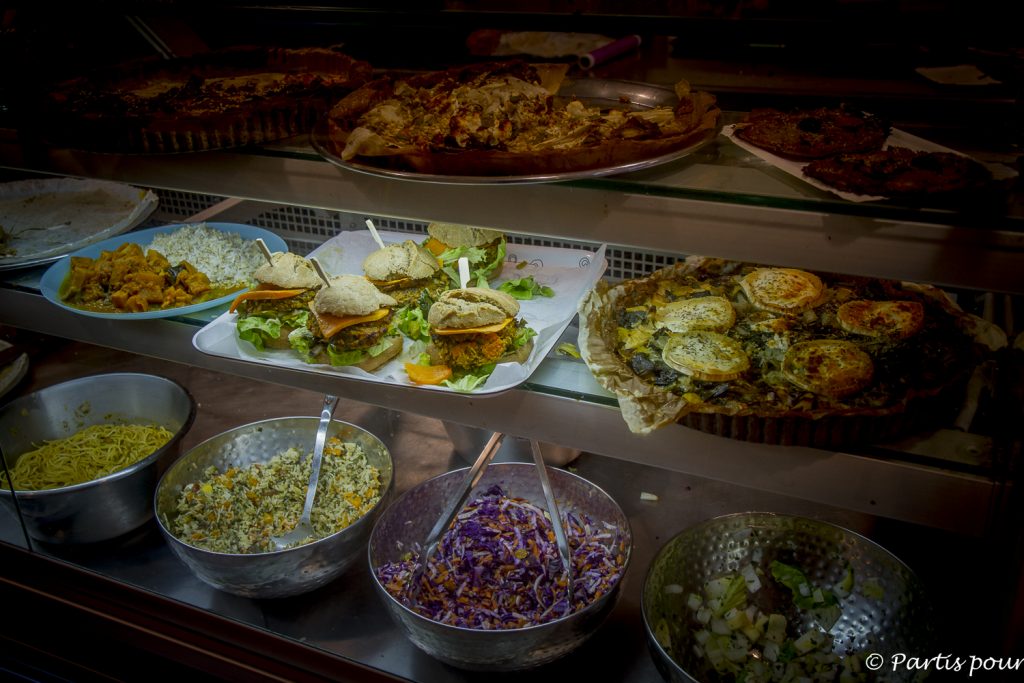 Saliver devant le comptoir du Balagan à Marseille. Marseille avec un enfant