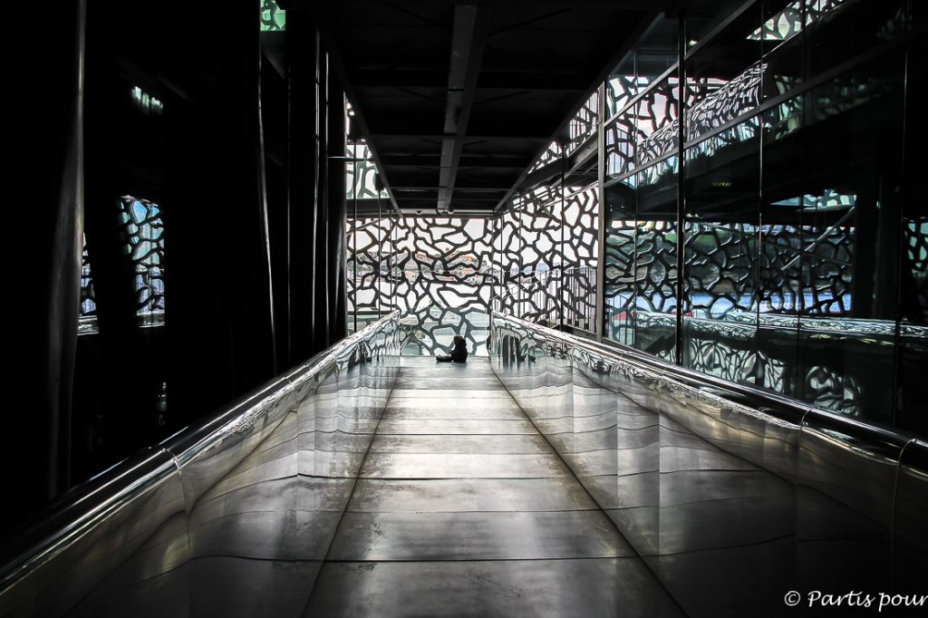 Dans les couloirs du MuCem. Marseille avec un enfant