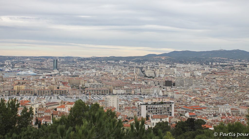 Vue sur Marseille depuis Notre-Dame-de-la-Garde. Marseille avec un enfant