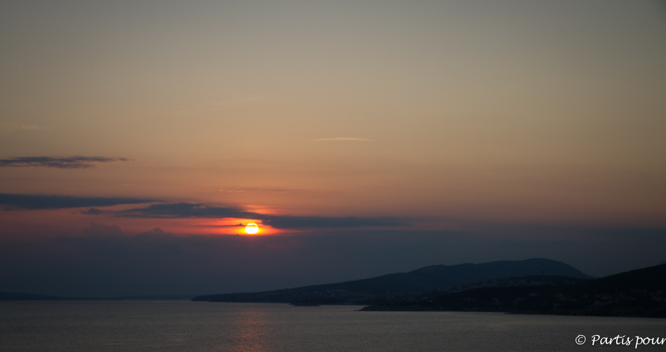 Coucher de soleil sur Klenovica, Croatie. Petits plaisirs de l'été.