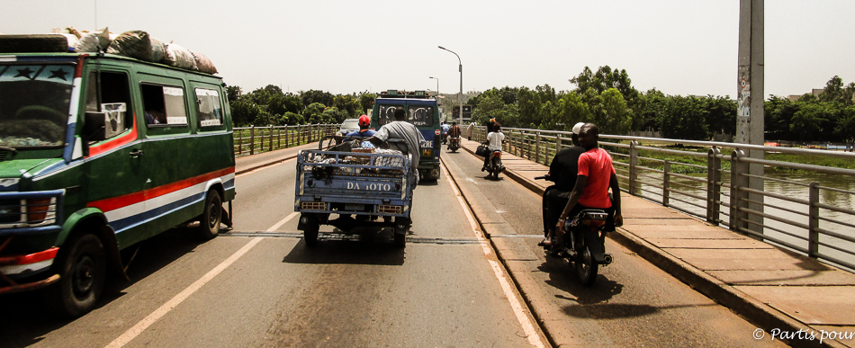 Sur un pont à Bamako, Mali