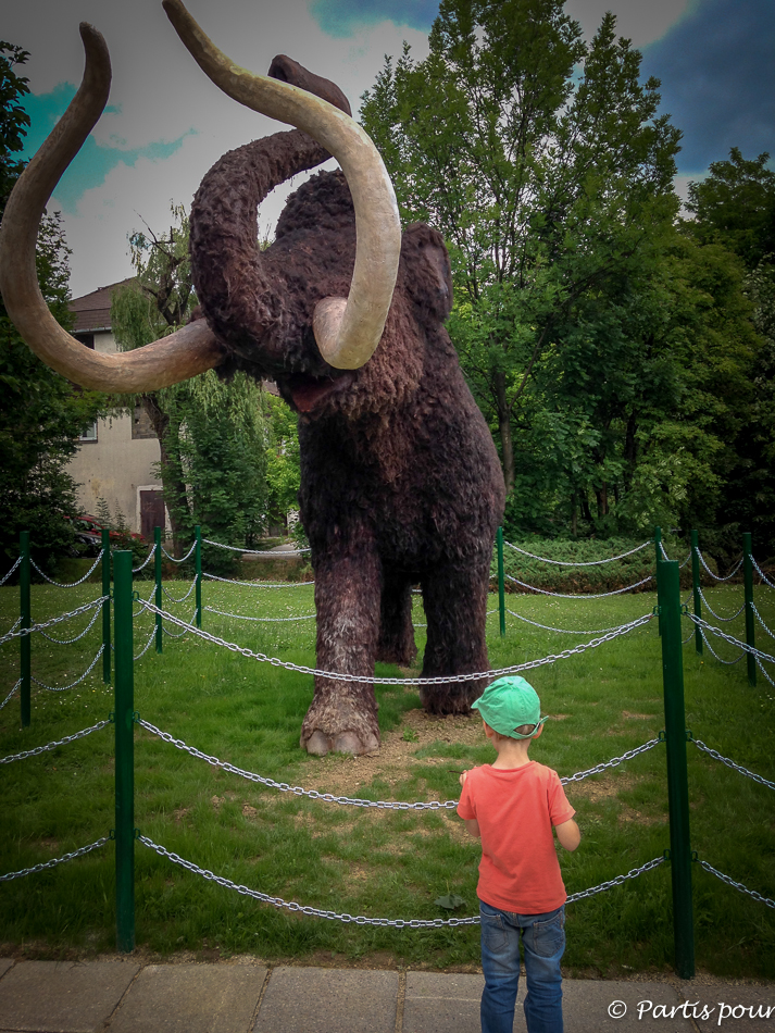 Devant le mammouth du zoo de Sarajevo. Découvrir Sarajevo avec un enfant.