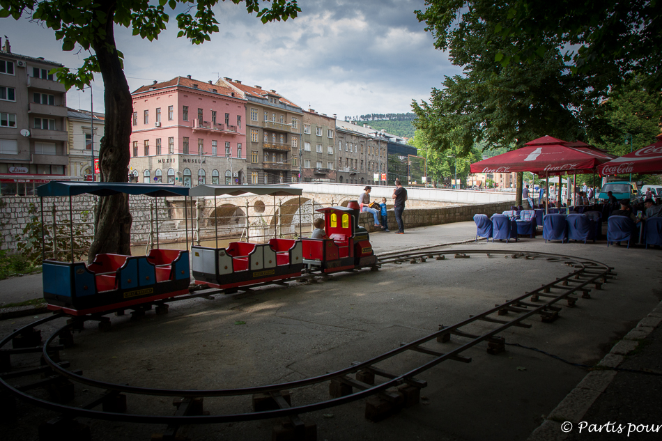 Parc At-Mejdan, le long de la Miljacka. Découvrir Sarajevo avec un enfant