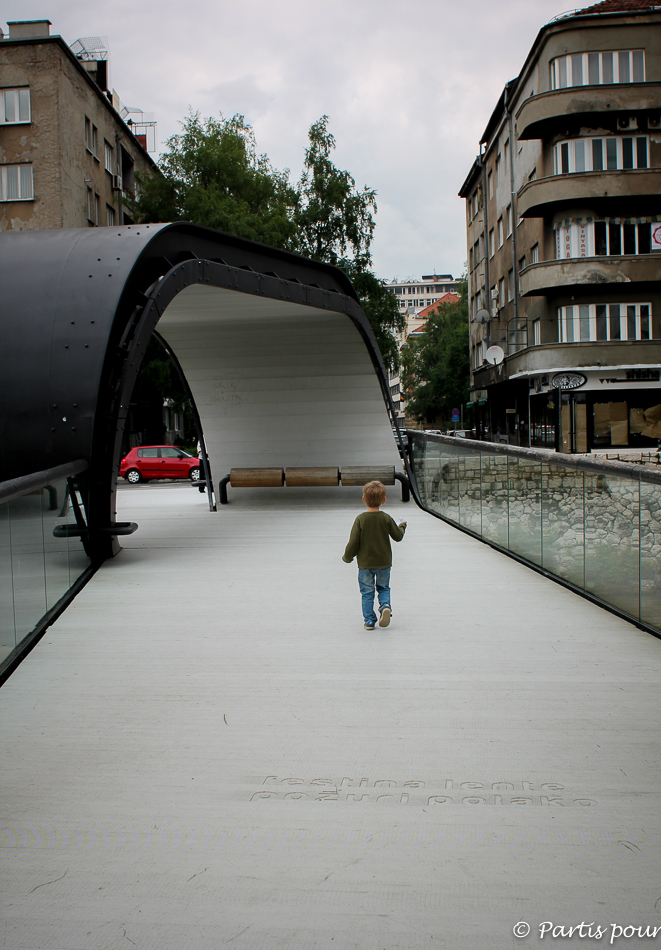 Découvrir Sarajevo avec un enfant. Sur le pont Festina Lente