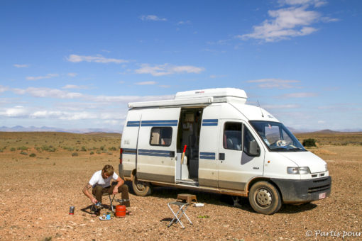 L'heure du thé au milieu du désert au Maroc, Chronique d'un départ, Joël et Laurence Schuermans
