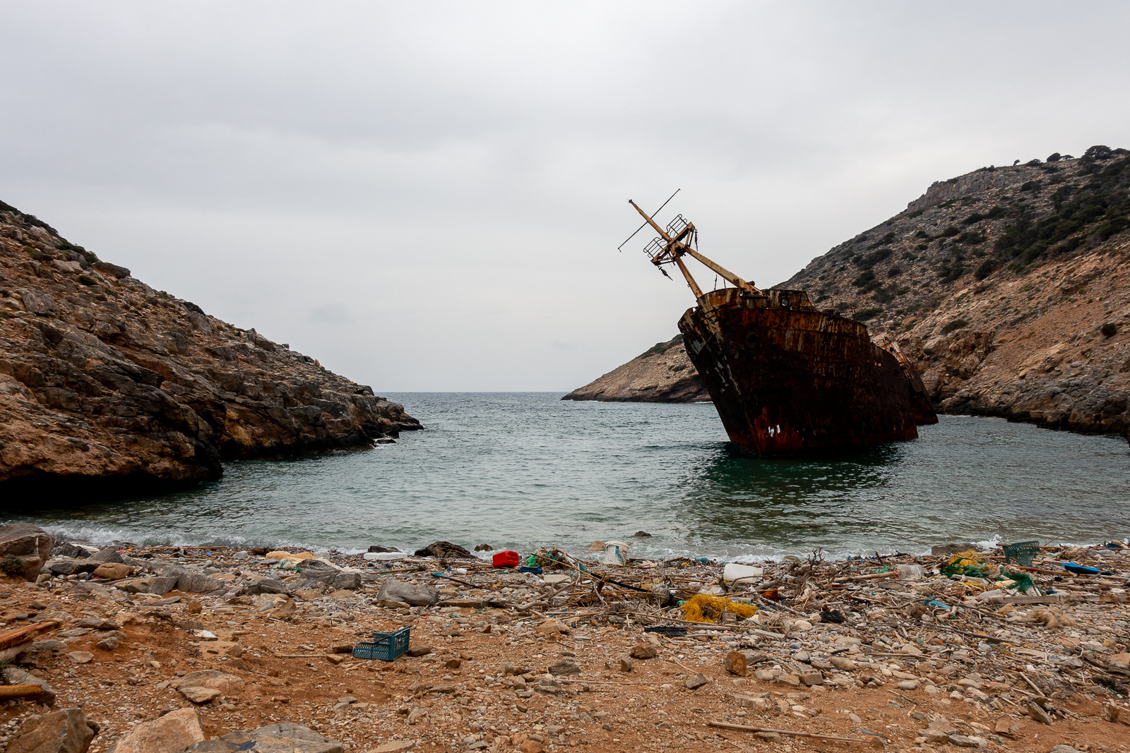 Itinéraire d'un voyage dans les Cyclades : Déchets autour de l'Olympia à Amorgos. Partis pour la Grèce