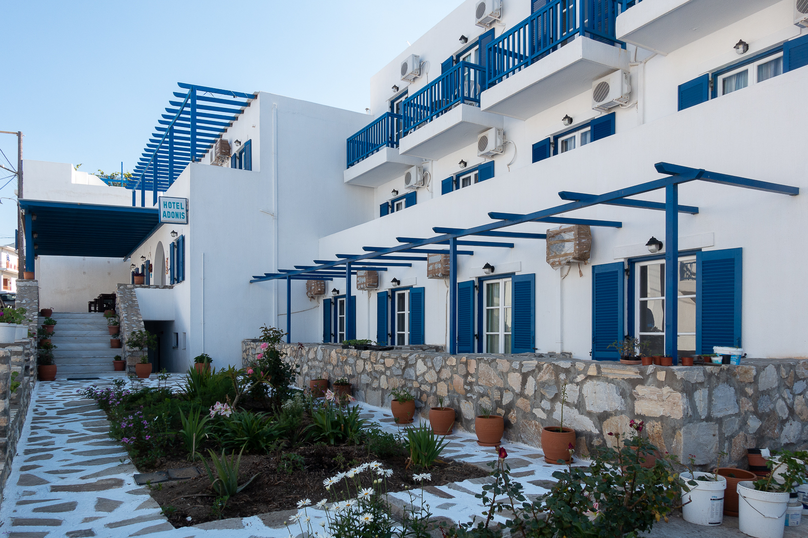 Itinéraire dans les Cyclades : Hotel Adonis à Apollonas sur l'île de Naxos. Partis pour la Grèce