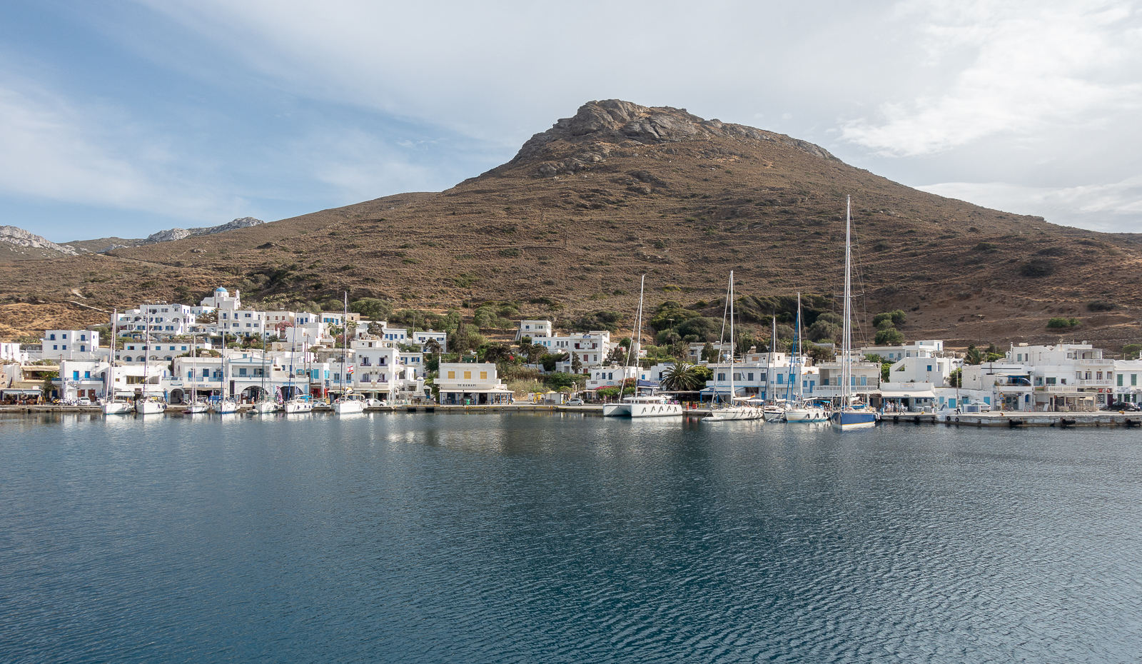 Itinéraire d'un voyage dans les Cyclades : port de Katapola à Amorgos. Partis pour la Grèce