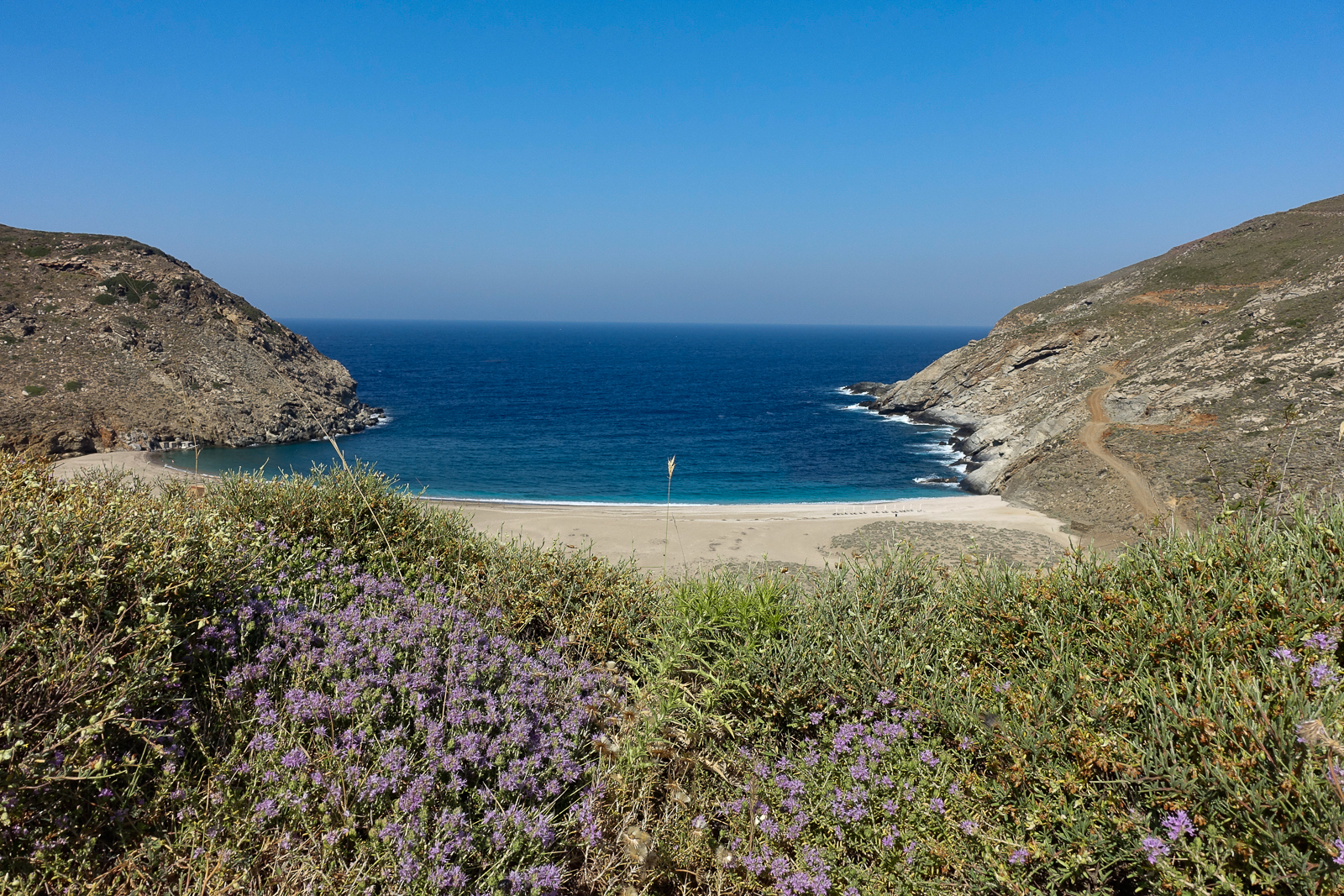 Itinéraire d'un voyages dans les Cyclades : Zorkos Bay, Andros. Partis pour les Cyclades