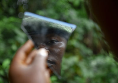 Une ranger se prépare pour une cérémonie dans le Parc National de la Salonga