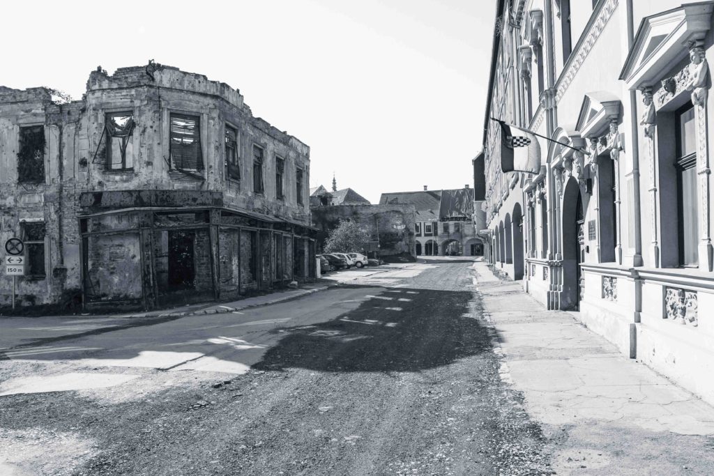 Vers Sarajevo. Une errance ferroviaire de Joël Schuermans. Collection Errances. Editions Partis Pour - Vukovar, Croatie