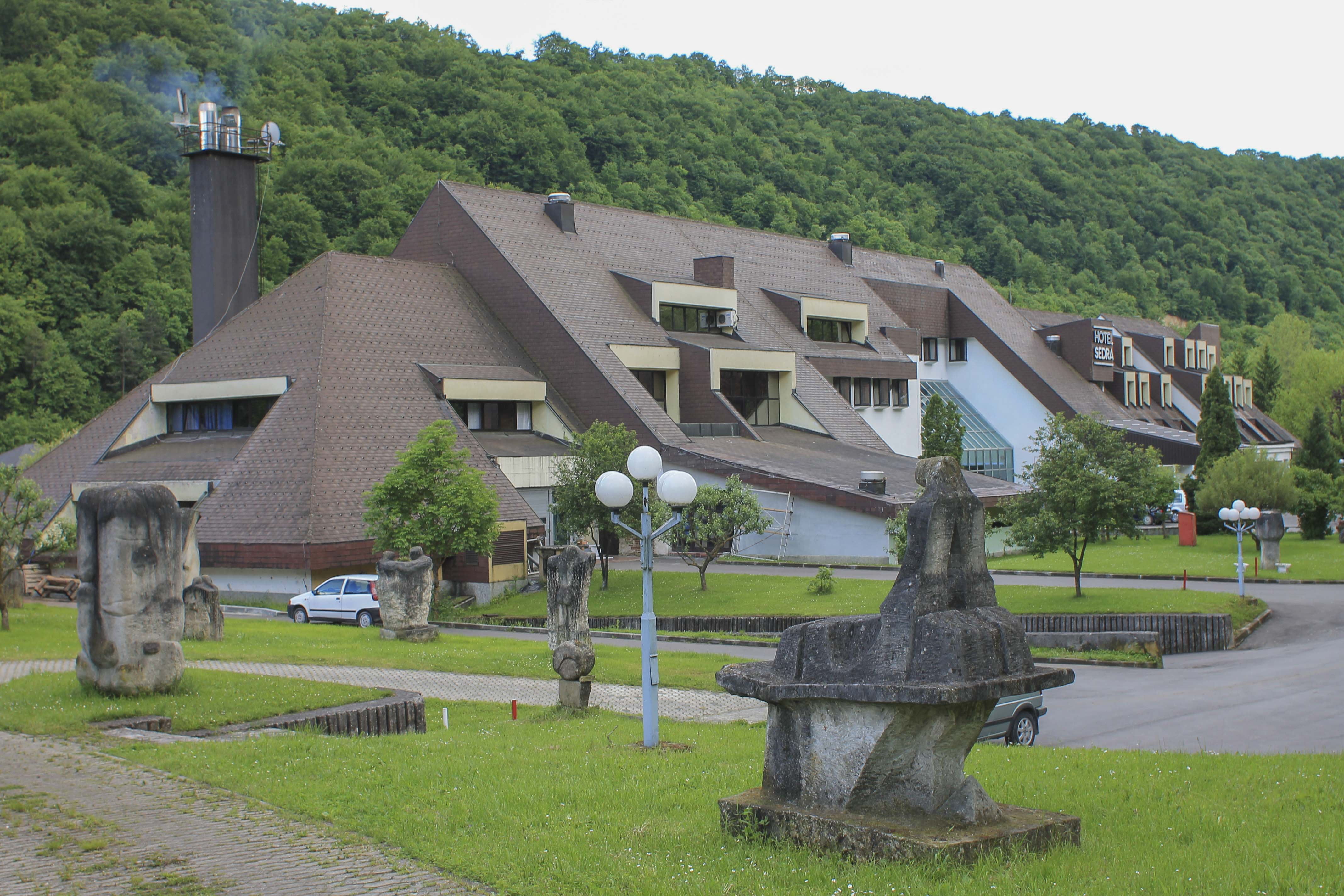 Hotel_Sedra_Bosnie_PartisPour Hotel Sedra, hôtel désormais fermé. Itinéraire d'un road trip en Bosnie. Partis Pour