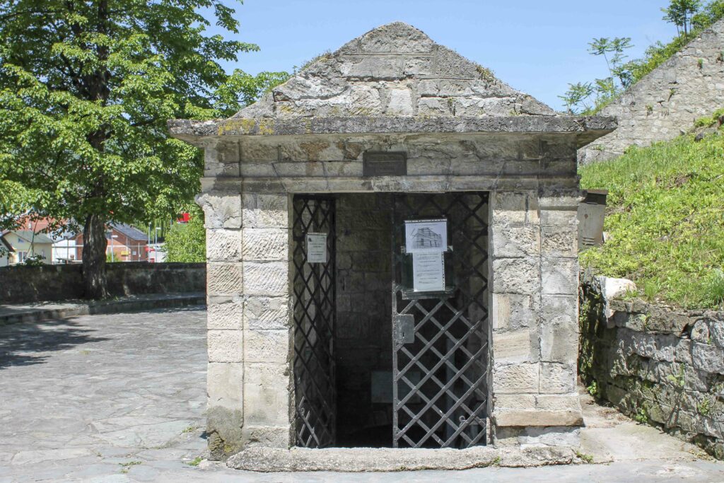 Jajce_Bosnie_PartisPour Catacombes de Jajce. Itinéraire d'un road trip en Bosnie. Partis Pour