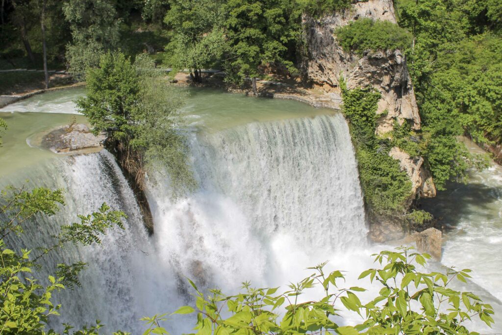 Jajce_Pliva_Bosnie_PartisPour Chutes de la Pliva à Jajce. Itinéraire d'un road trip en Bosnie avec un enfant. Partis Pour