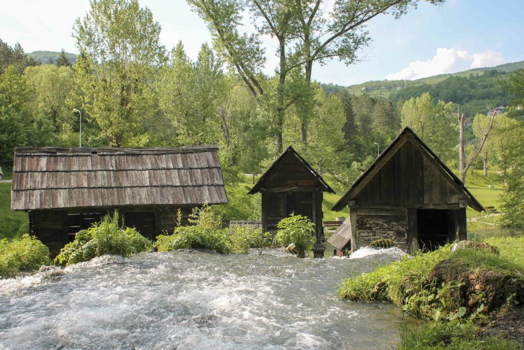Jajce_Pliva_Bosnie_PartisPour-2 Lac de Pliva à Jajce. Itinéraire d'un road trip en Bosnie avec un enfant. Partis Pour