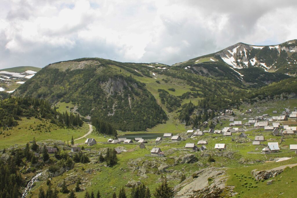 Prokosko_Jezero_Bosnie_PartisPour Prokosko Jezero. Itinéraire d'un road trip en Bosnie avec un enfant. Partis Pour