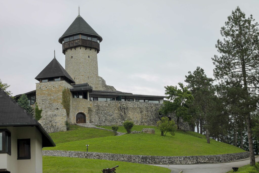 Velika_Kladusa_Bosnie_PartisPour Velika Kladusa. Itinéraire d'un road trip en Bosnie-Herzégovine. Partis Pour