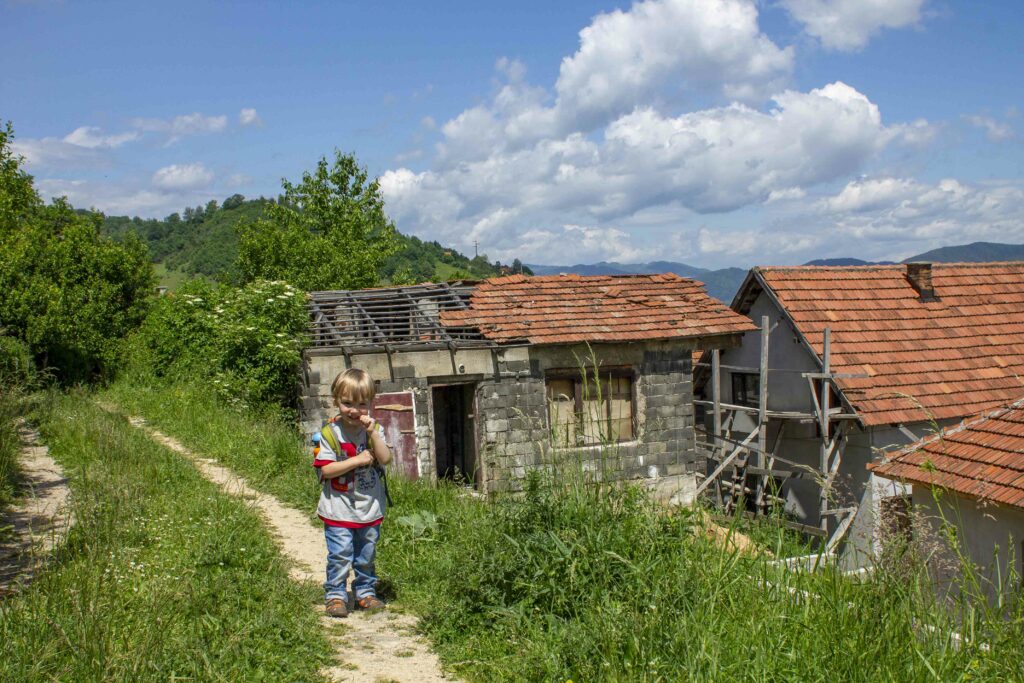 Visoko_Bosnie_PartisPour Visoko. Itinéraire d'un road trip en Bosnie avec un enfant. Partis Pour